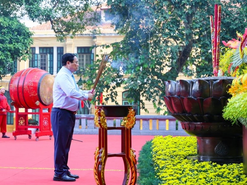 Mở đầu buổi lễ, Đoàn đại biểu Đảng, Nhà nước, Mặt trận Tổ quốc Việt Nam, thành phố Hà Nội do Thủ tướng Phạm Minh Chính dẫn đầu thực hiện nghi lễ dâng hương tại Tượng đài vua Lý Thái Tổ, tưởng nhớ công lao các bậc tiền nhân đã có những đóng góp to lớn đối với đất nước và Thủ đô Hà Nội.