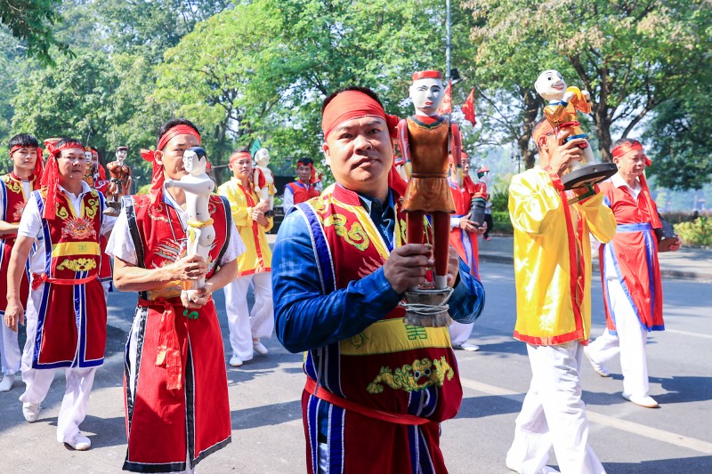 Nối tiếp là phần diễu hành, giới thiệu nghệ thuật trình diễn dân gian múa cổ “Giảo long”, múa bồng, nghệ thuật “Chèo tàu tổng gối”; trình diễn và giới thiệu nghệ thuật múa rối, hát xẩm; giới thiệu di sản Nghi thức và trò chơi kéo co được UNESCO ghi danh Di sản văn hóa phi vật thể đại diện của nhân loại; giới thiệu và trình diễn chiêng Mường...