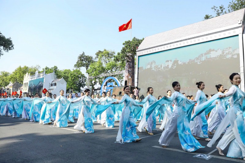 “Thăng Long - Hà Nội trường tồn cùng tuế nguyệt, vững vàng, khí phách hiên ngang”