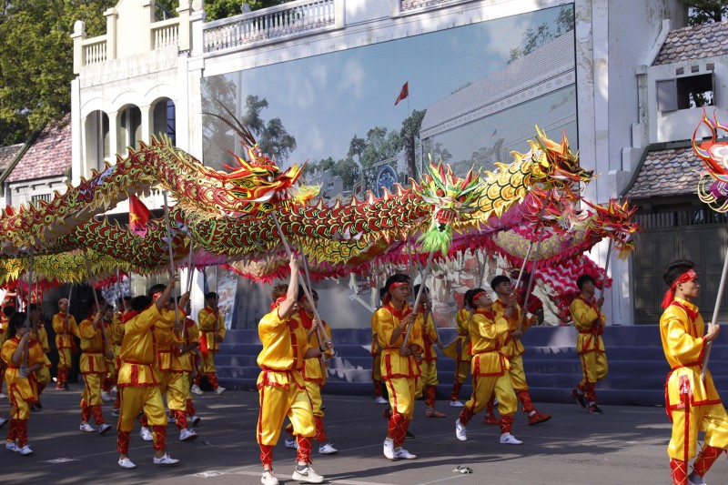 "Trùng trùng quân đi như sóng"