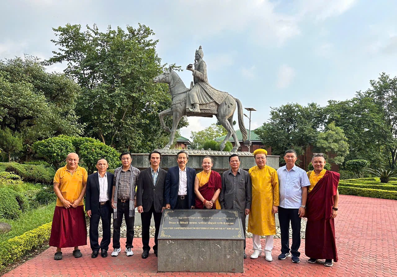 Đoàn công tác thăm một cơ sở tôn giáo ở Nepal.