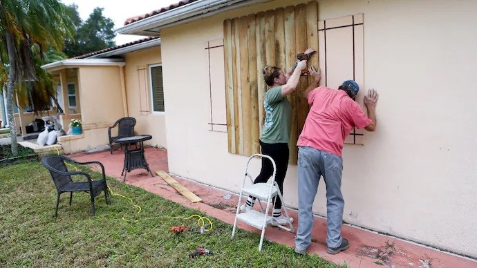 Người dân Florida (Mỹ) sẵn sàng đối phó cơn bão thế kỷ Milton 4