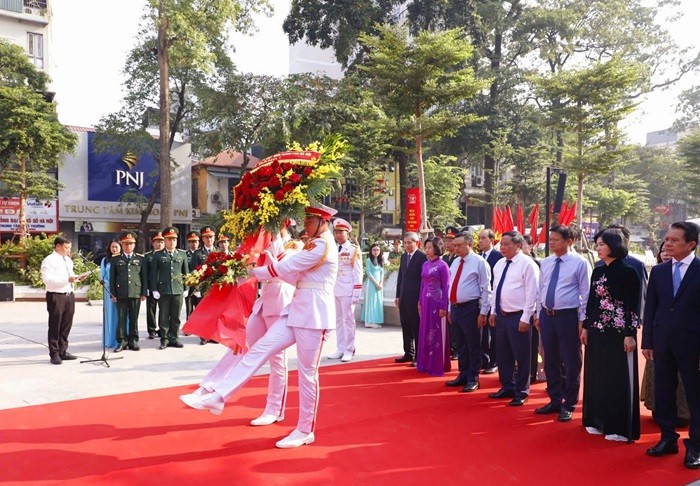 Đoàn đại biểu TP Hà Nội dâng hoa, dâng hương, tưởng niệm tại tượng đài “Quyết tử để Tổ quốc quyết sinh” (Vườn hoa Vạn Xuân, quận Ba Đình (Ảnh: T.L).