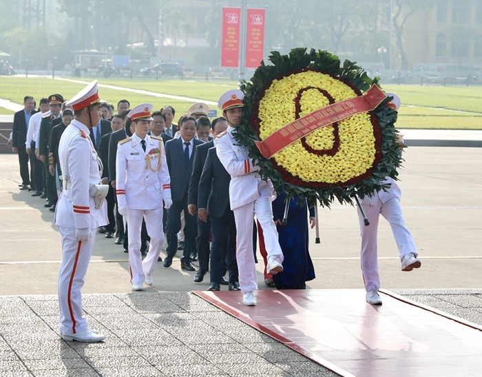 Đoàn đại biểu thành phố Hà Nội vào Lăng viếng Chủ tịch Hồ Chí Minh (Ảnh: T.L).