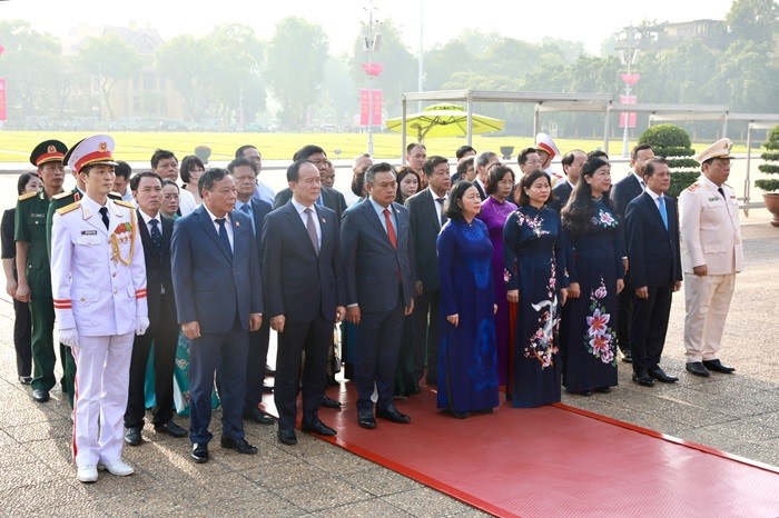 Các đồng chí lãnh đạo Thành phố thành kính tưởng nhớ công ơn Chủ tịch Hồ Chí Minh (Ảnh: T.L).