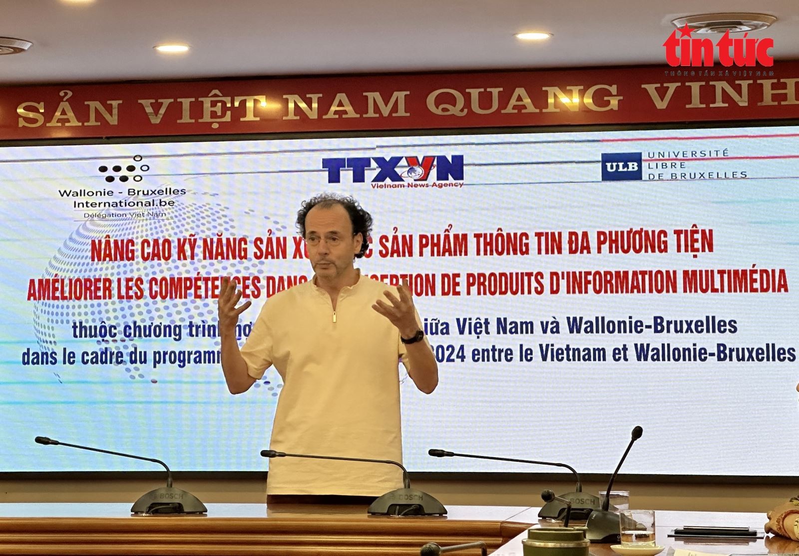 Nhà báo Alain Gérard chia sẻ tại khóa đào tạo nâng cao kỹ năng sản xuất các sản phẩm thông tin đa phương tiện tại Việt Nam tháng 9/2024.