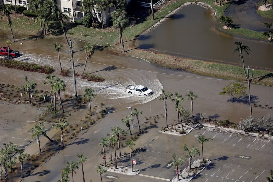 Theo cập nhật mới nhất của CNN, ít nhất 15 người thiệt mạng do bão Milton ở Florida. Giới chức địa phương lo ngại, con số thương vong có thể còn tăng khi công tác cứu hộ tiếp tục và các khu vực bắt đầu dọn dẹp sau bão. Trong ảnh, đường phố ngập lụt ở Siesta Key, Florida (Ảnh: Reuters). Theo cập nhật mới nhất của CNN, ít nhất 15 người thiệt mạng do bão Milton ở Florida. Giới chức địa phương lo ngại, con số thương vong có thể còn tăng khi công tác cứu hộ tiếp tục và các khu vực bắt đầu dọn dẹp sau bão. Trong ảnh, đường phố ngập lụt ở Siesta Key, Florida (Ảnh: Reuters).