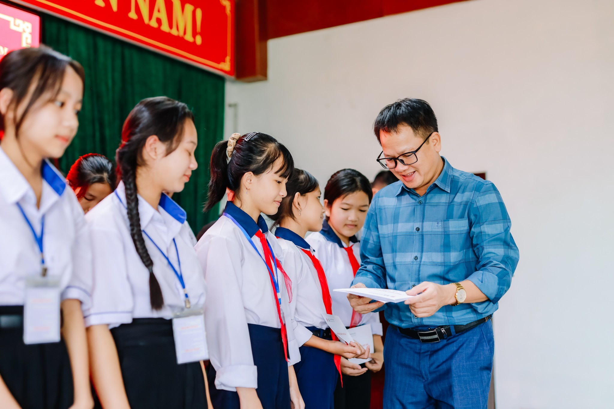 Đại diện Tổ chức Zhi Shan Foundation trao học bổng cho các học sinh nghèo vượt khó tại Thừa Thiên Huế.