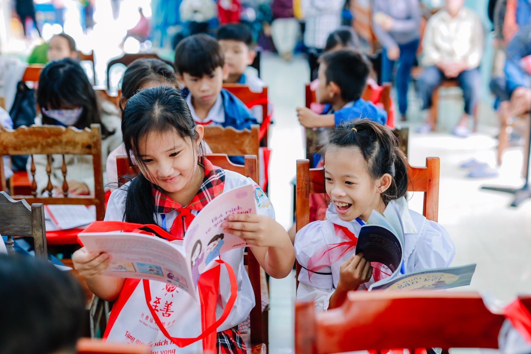 Zhi Shan còn gửi tặng mỗi em một món quà đặc biệt, đó là  những cuốn sách hay và phù hợp với các cấp học