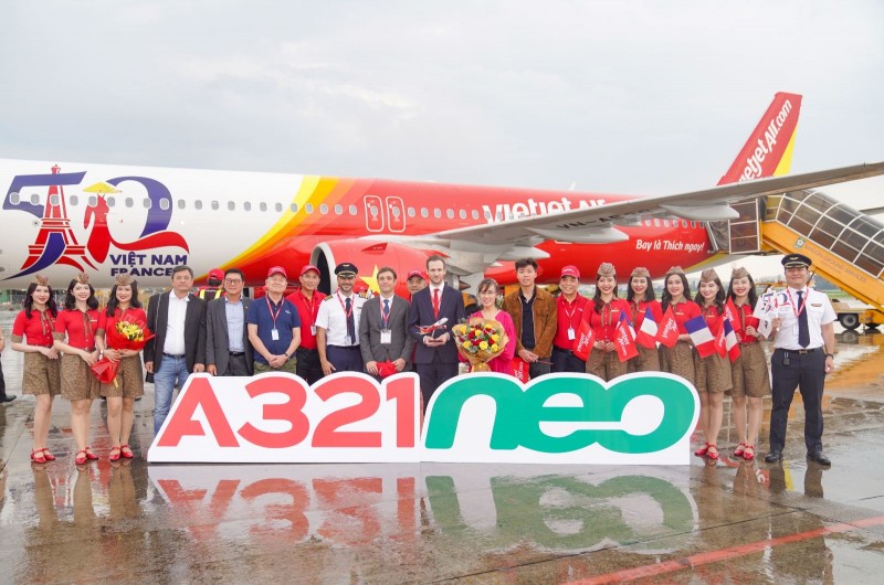 Đại diện Tổng lãnh sự Pháp tại TP.HCM cùng lãnh đạo, cán bộ nhân viên Vietjet đón tàu bay mới về tới Việt Nam