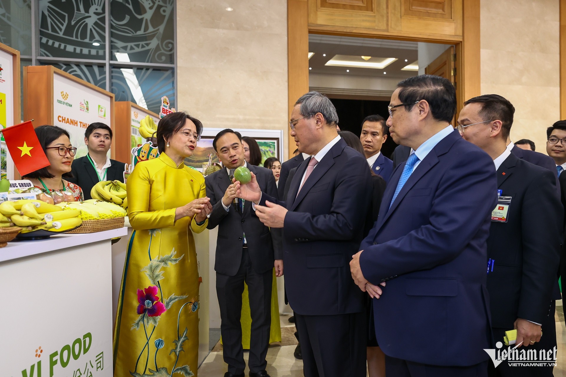 Sau khi thưởng lãm tranh Đông Hồ, Thủ tướng Phạm Minh Chính và Thủ tướng Lý Cường tham quan trưng bày một số sản phẩm nông nghiệp đặc sắc của Việt Nam xuất khẩu sang Trung Quốc như: Yến sào, sầu riêng, dừa tươi, chuối, cà phê, sữa… Đây là những sản phẩm tiêu biểu trong 14 mặt hàng nông sản xuất khẩu chính ngạch sang thị trường Trung Quốc. (Ảnh: Báo VietNamNet)