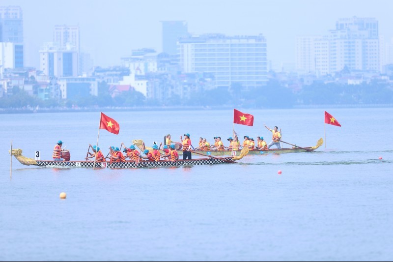 Hơn 800 thành viên tham gia Giải bơi chải thuyền rồng Hà Nội mở rộng