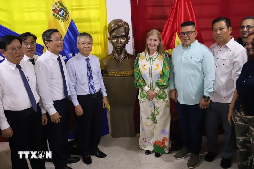 Lễ khánh thành tượng Anh hùng Nguyễn Văn Trỗi tại trường liên cấp Graciela Navas Tovar, thủ đô Caracas, Venezuela. (Ảnh: TTXVN)