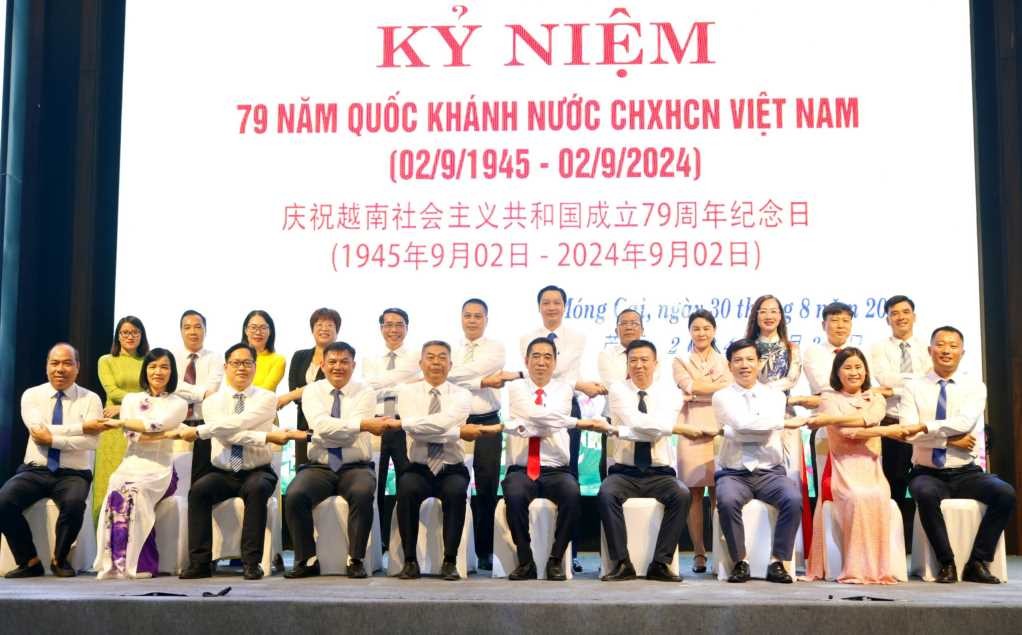 Đoàn đại biểu của Đảng bộ, chính quyền thành phố Đông Hưng (Trung Quốc) đến thăm và chúc mừng thành phố Móng Cái nhân dịp kỷ niệm 79 năm Quốc khánh Nước Cộng hoà XHCN Việt Nam 2/9 (1945-2024). (Ảnh: Trung tâm Truyền thông - Văn hóa Móng Cái)