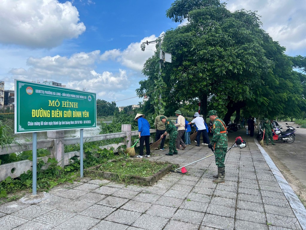 Cán bộ, nhân dân, các tổ chức đoàn thể phường Ka Long (TP Móng Cái) phối hợp với CBCS Đồn Biên phòng Cửa khẩu quốc tế Móng Cái dọn vệ sinh đường biên giới. (Ảnh: Báo Quảng Ninh)