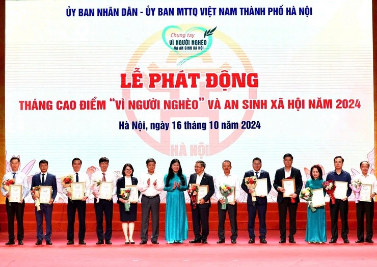 Lãnh đạo TP Hà Nội tiếp nhận sự ủng hộ và trao Thư cảm ơn ghi nhận sự ủng hộ của các đơn vị tiêu biểu (Ảnh: T.L).