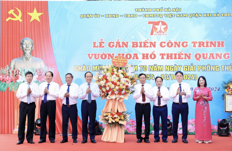 Gắn biển công trình vườn hoa hồ Thiền Quang