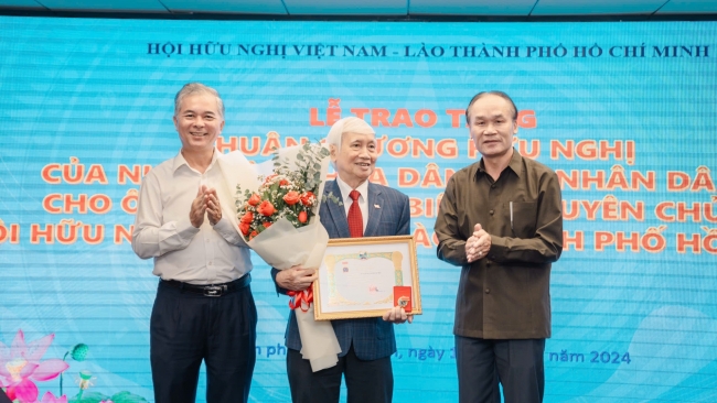 Ông Phan Xuân Biên được trao Huân chương hữu nghị của nước Cộng hòa Dân chủ Nhân dân Lào