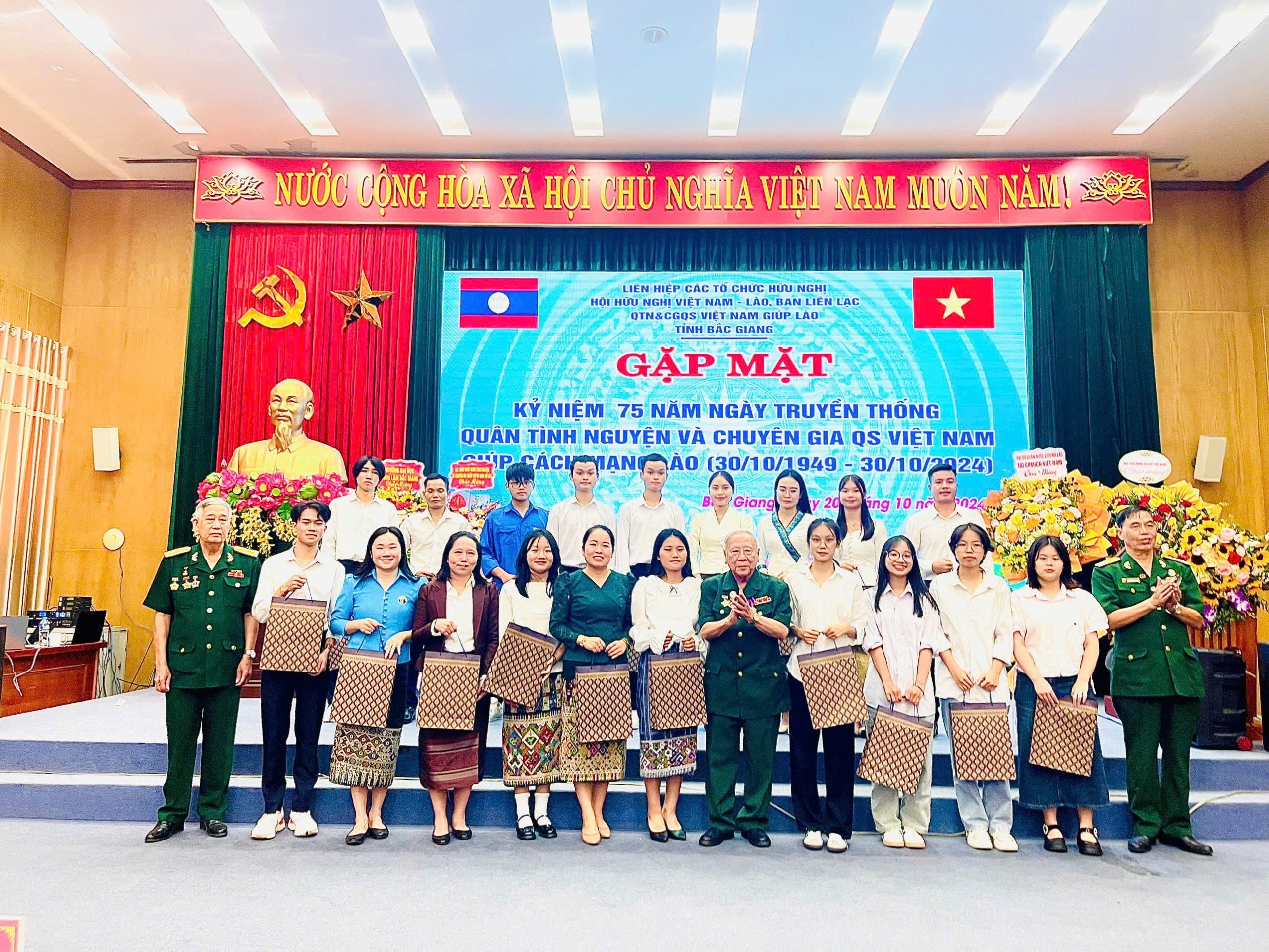 Đại diện Ban Liên lạc QTN và CGQS giúp cách mạng Lào tỉnh Bắc Giang tặng quà cho sinh viên, nghiên cứu sinh Lào