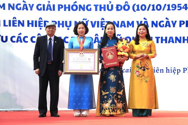 Hội LHPN Hà Nội xác lập kỷ lục về Chương trình đồng diễn dân vũ với áo dài có số lượng phụ nữ tham gia biểu diễn nhiều nhất Việt Nam” (Ảnh: T.L).