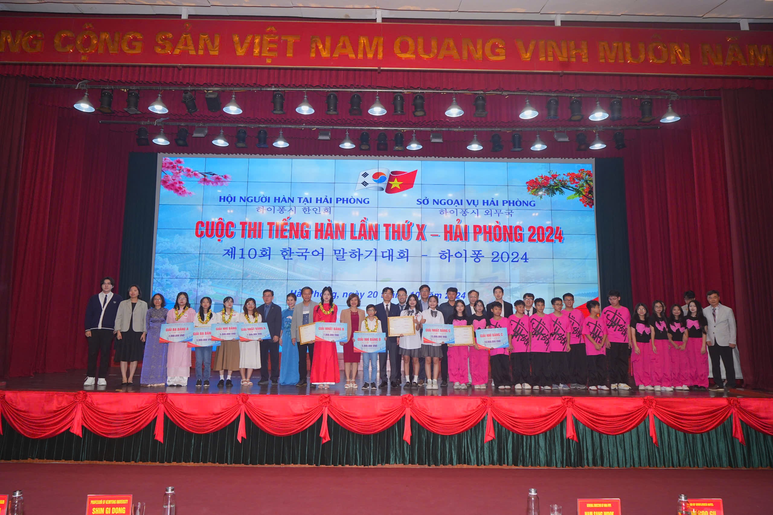 Ban Tổ chức trao giải cho các thí sinh có thành tích xuất sắc. (Ảnh: haiphong.gov.vn)