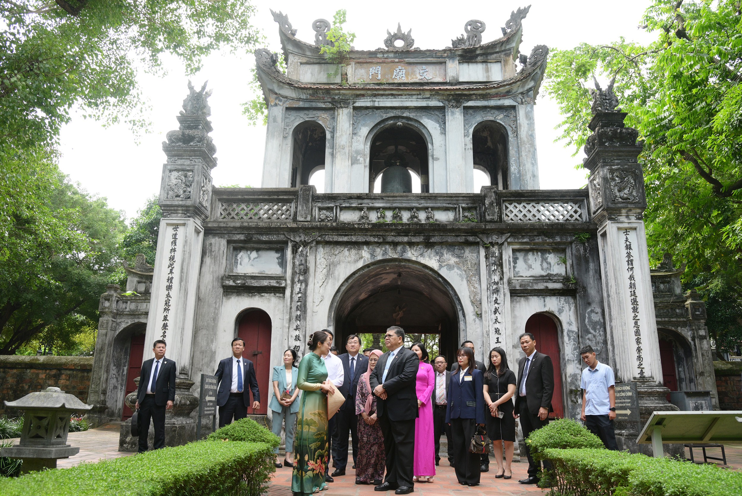 [Ảnh] Chủ tịch Hạ viện Malaysia và phu nhân thăm Di tích quốc gia đặc biệt Văn Miếu - Quốc Tử Giám