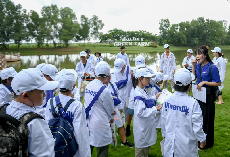 Trang trại Green Farm: không chỉ thú vị vì có nhiều bò sữa… Trước chuyến đi, khi được hỏi, đa số các em đều trả lời rằng mong muốn đi trang trại vì “chưa được nhìn thấy con bò sữa bao giờ”. Tuy nhiên, sau buổi trải nghiệm, không chỉ được tận mắt thấy các cô bò sữa, các bạn nhỏ còn thu thập được nhiều thông tin thú vị một cách trực quan sinh động về các hoạt động hằng ngày của một trang trại sinh thái thân thiện với môi trường.