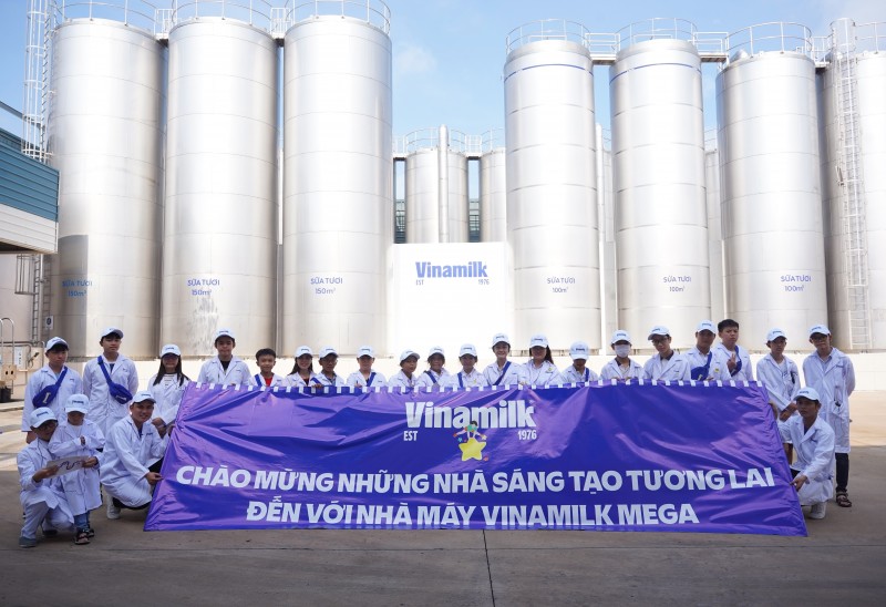 Học sinh thích thú khám phá trang trại, nhà máy “xanh” sản xuất ra hộp sữa Vinamilk