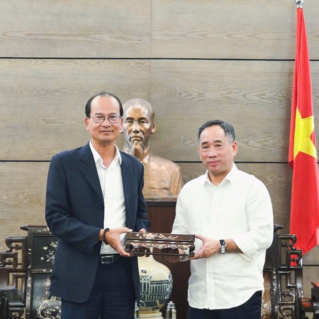 1. Lãnh đạo Bảo tàng Mỹ thuật Việt Nam trao lại kỷ vật của vua Hàm Nghi cho Giám đốc Trung tâm Bảo tồn Di tích Cố đô Huế (Ảnh: Trung tâm Bảo tồn Di tích Cố đô Huế) 