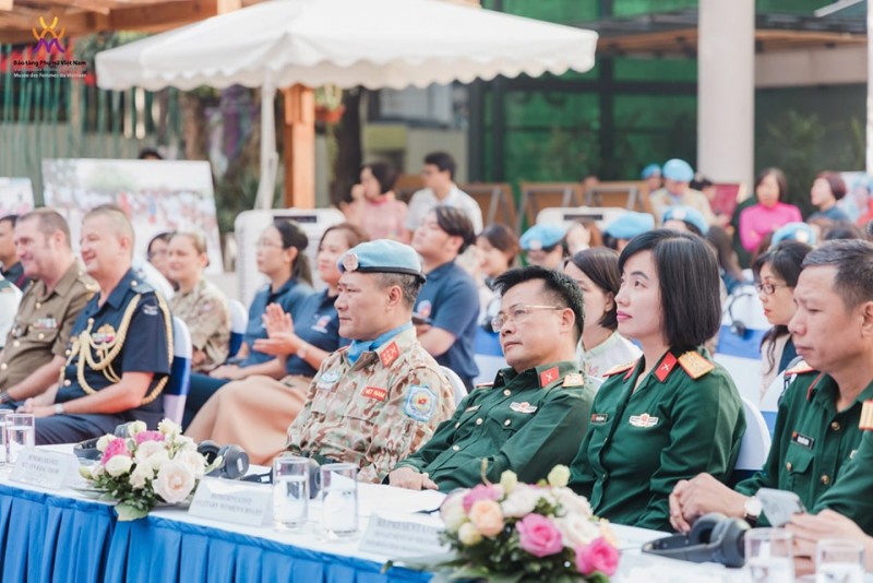 Triển lãm do Cục Gìn giữ hòa bình Việt Nam (Bộ Quốc phòng), Chương trình Phát triển Liên Hợp Quốc tại Việt Nam, phối hợp với Hội Liên hiệp Phụ nữ Việt Nam tổ chức.