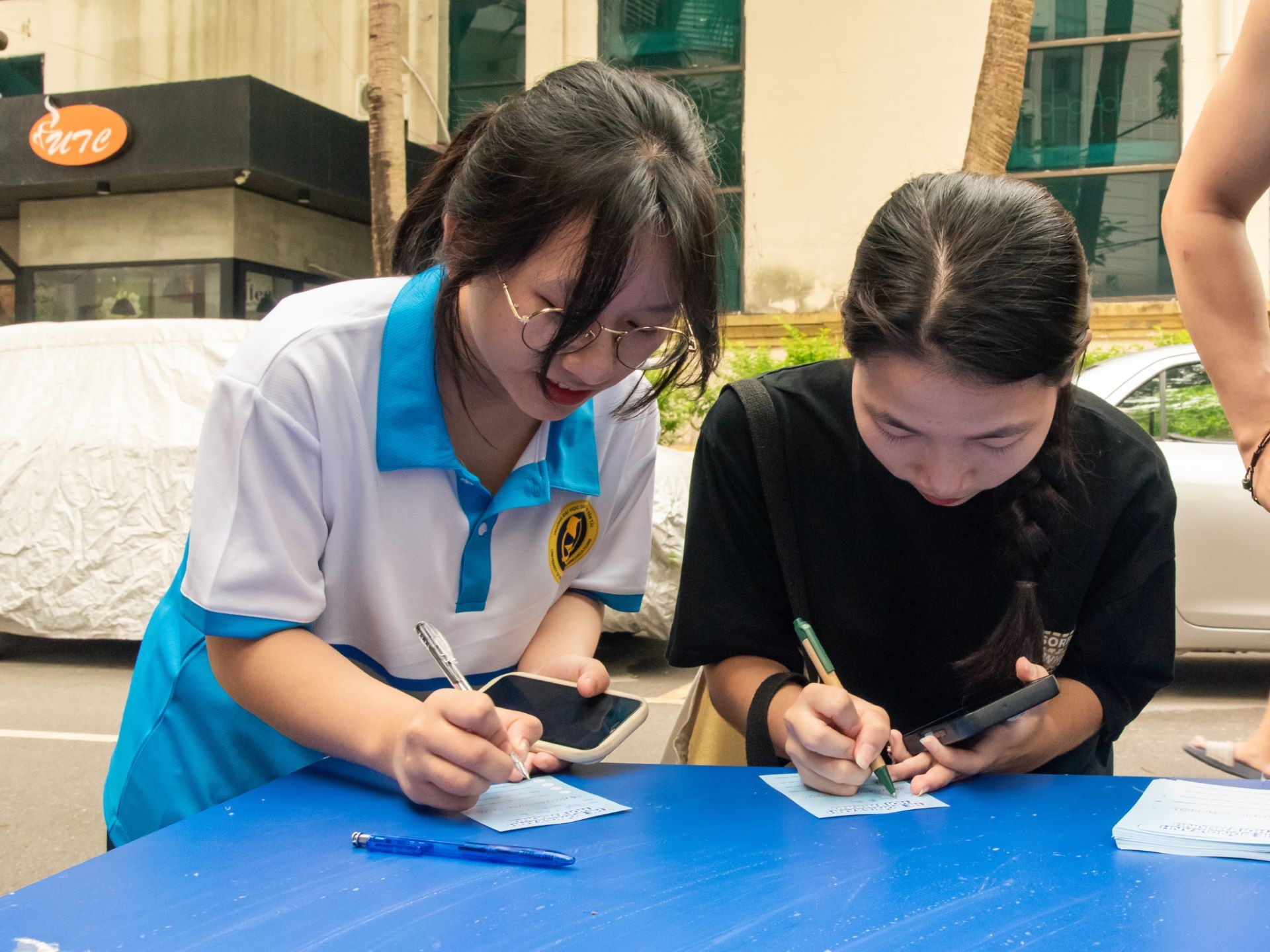 Tại sự kiện Campus Tour, nhiều bạn trẻ đã “kết đôi” ngay với các mẫu xe máy điện VinFast.