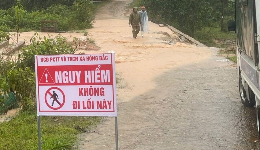  Xã Hồng Bắc (huyện A Lưới, tỉnh Thừa Thiên Huế) cảnh báo nguy hiểm ở khu vực ngầm tràn. (Ảnh: Báo Thừa Thiên Huế)