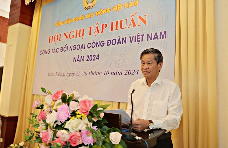 Ông Huỳnh Thanh Xuân - Phó Chủ tịch Tổng LĐLĐVN - phát biểu chỉ đạo tại Hội nghị (Ảnh: T.L).