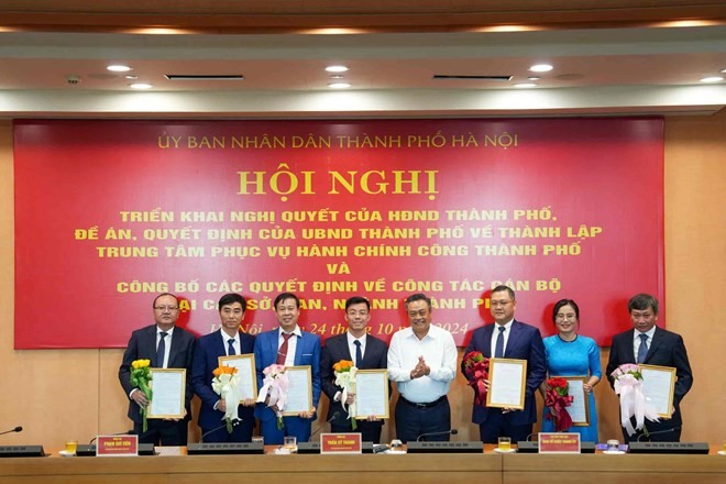 Chủ tịch UBND TP. Hà Nội Trần Sỹ Thanh trao quyết định cho các cán bộ (Ảnh: T.L). Chủ tịch UBND TP. Hà Nội Trần Sỹ Thanh trao quyết định cho các cán bộ (Ảnh: T.L).