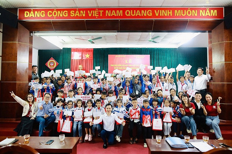 Zhi Shan Foundation tặng 892 suất học bổng vượt khó tại Hà Tĩnh và Nghệ An