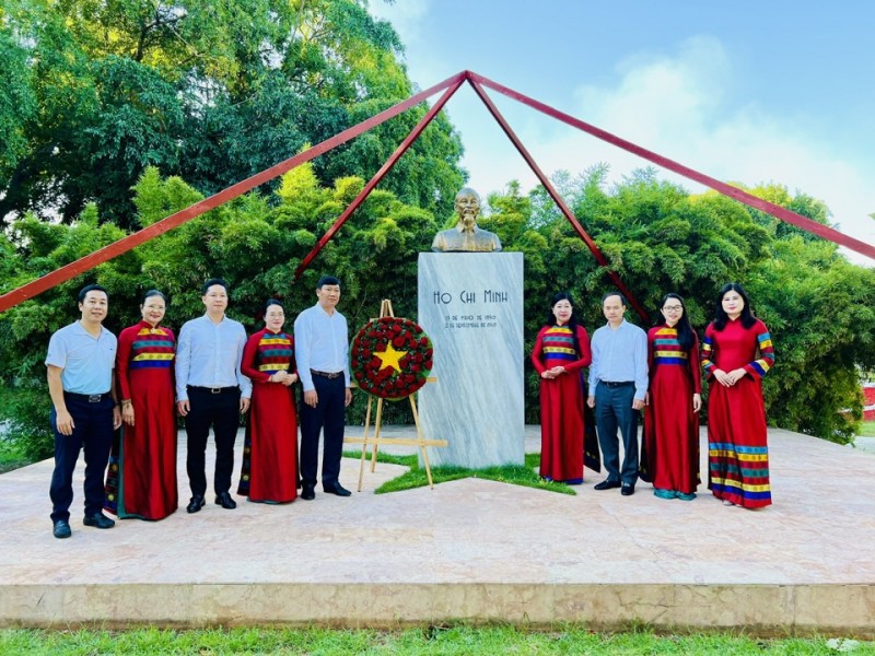 Đoàn đại biểu TP Hà Nội dâng hoa tại Tượng đài Chủ tịch Hồ Chí Minh trong Công viên mang tên Người ở Thủ đô La Habana (Cuba)  (Ảnh: T.L).