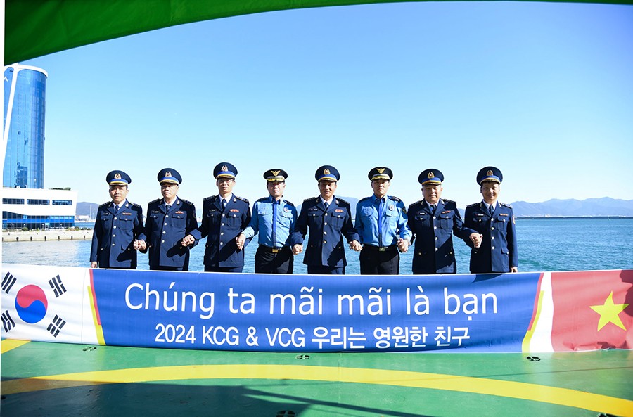 Đại biểu hai lực lượng chụp ảnh chung sau khi diễn tập kết thúc thành công. (Ảnh: Bộ Quốc phòng)