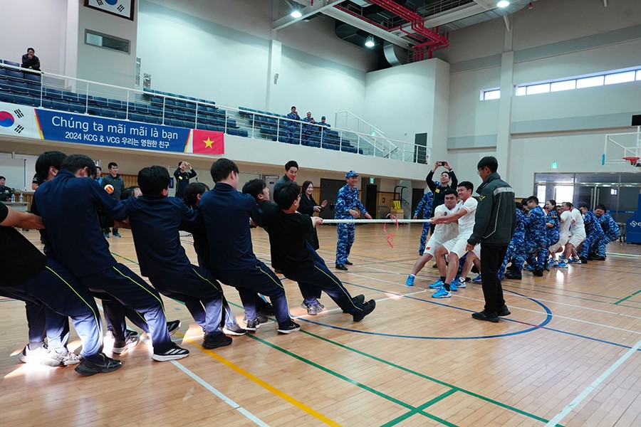 Chiều cùng ngày, Cảnh sát biển Việt Nam và Học viện Lực lượng Bảo vệ bờ biển Hàn Quốc đã tổ chức thi đấu giao hữu thể thao với ba nội dung: Bóng chuyền, bóng ném và kéo co. (Ảnh: Bộ Quốc phòng)