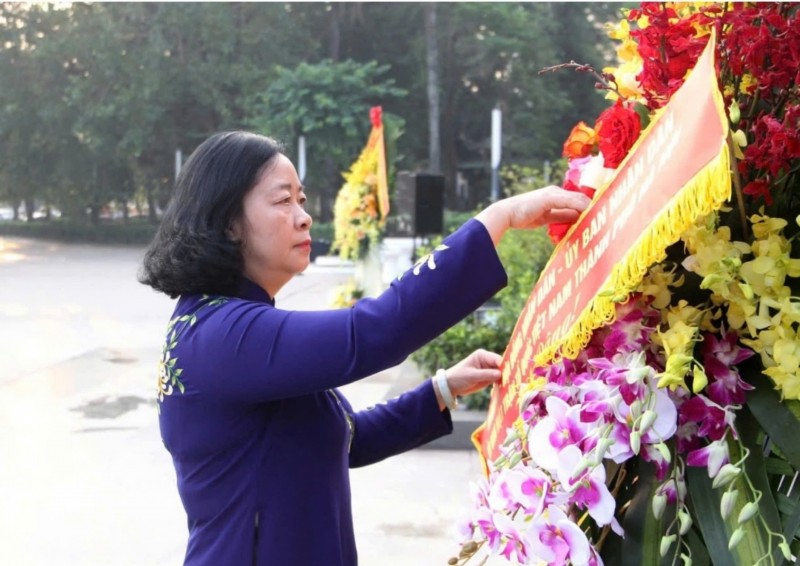 Hội hữu nghị Việt Nam - Liên bang Nga dâng hoa kỷ niệm 107 năm cách mạng Tháng Mười Nga