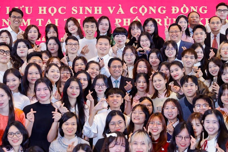 Thủ tướng chụp ảnh cùng các lưu học sinh và cộng đồng người Việt Nam tại thành phố Trùng Khánh. (Ảnh: VGP/