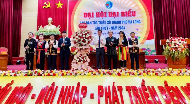 Đồng chí Lục Thành Chung, Trưởng Ban Dân tộc tỉnh, Phó trưởng Ban Chỉ đạo Đại hội Đại biểu các DTTS tỉnh tặng hoa chúc mừng Đại hội Đại biểu các dân tộc TP Hạ Long lần thứ I-2024 (Ảnh: T.L).