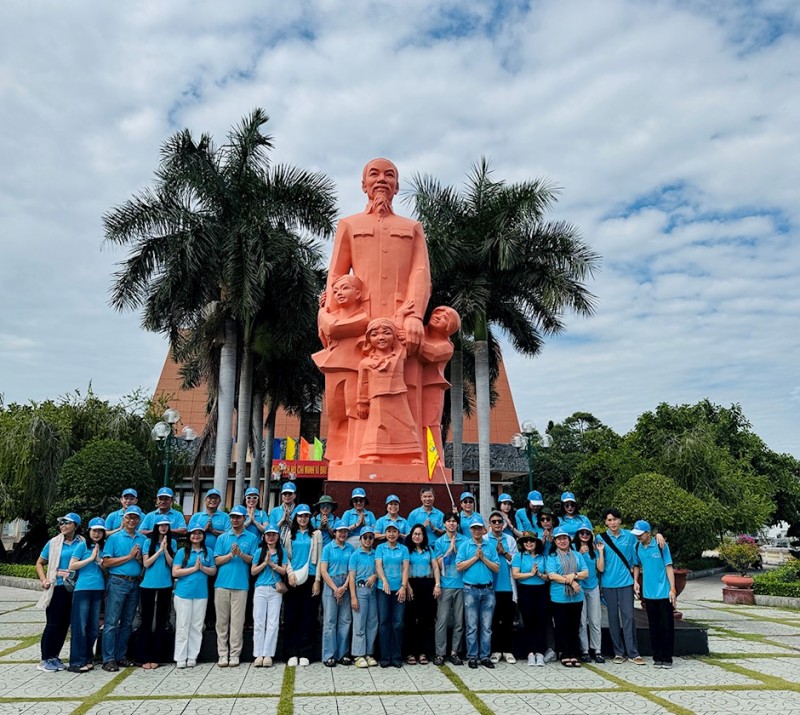 Các thành viên trong đoàn chụp ảnh lưu niệm tại tượng đài Chủ tịch Hồ Chí Minh trong khuôn viên Bảo tàng Hồ Chí Minh - chi nhánh Bình Thuận, Khu di tích Dục Thanh (Ảnh: T.L).