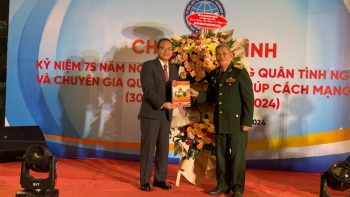 da nang tri an quan tinh nguyen va chuyen gia quan su viet nam giup cach mang lao