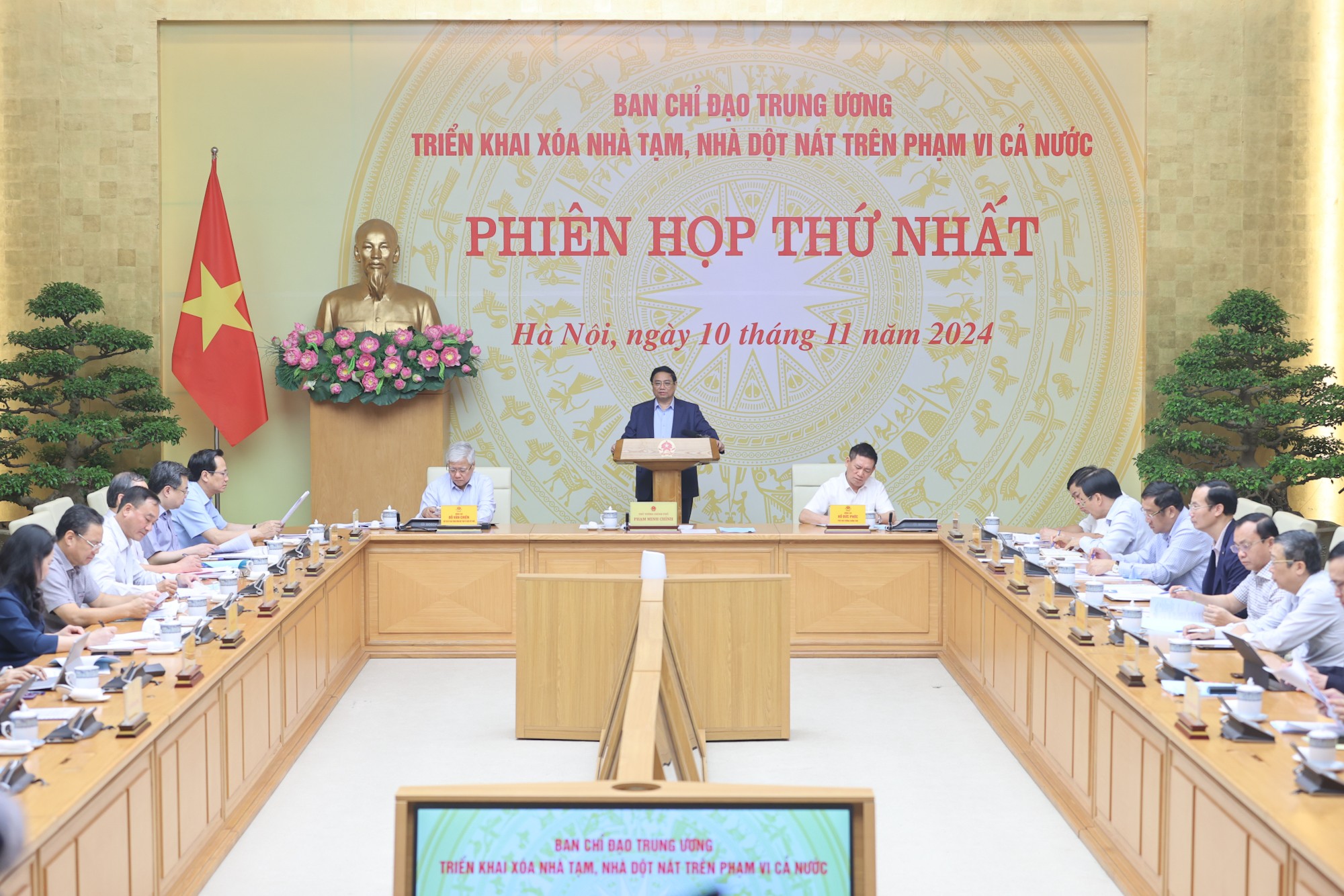 Phiên họp thứ nhất của Ban Chỉ đạo Trung ương triển khai xoá nhà tạm, nhà dột nát trên phạm vi cả nước. (Ảnh: Báo Chính phủ)