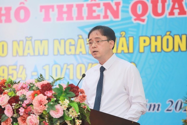 Gắn biển công trình vườn hoa hồ Thiền Quang