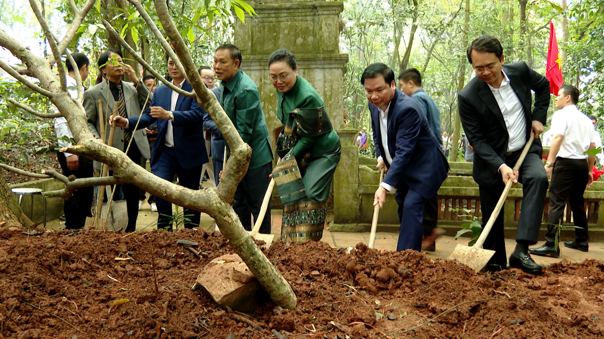 Đại sứ Lào tại Việt Nam Khamphao Ernthavanh cùng lãnh đạo tỉnh Ninh Bình trồng cây Chămpa tại đền thờ công chúa Nhồi Hoa. (Ảnh: Nguyễn Giang)