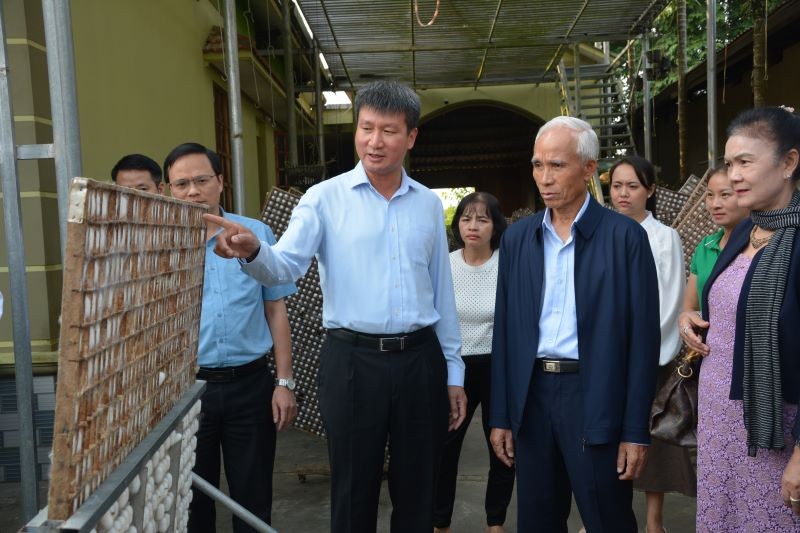  Đoàn công tác do ông Khamphan Pheuyavong dẫn đầu tham quan mô hình trồng dâu, nuôi tằm ở thôn Trúc Đình, xã Việt Thành, huyện Trấn Yên, tỉnh Yên Bái.