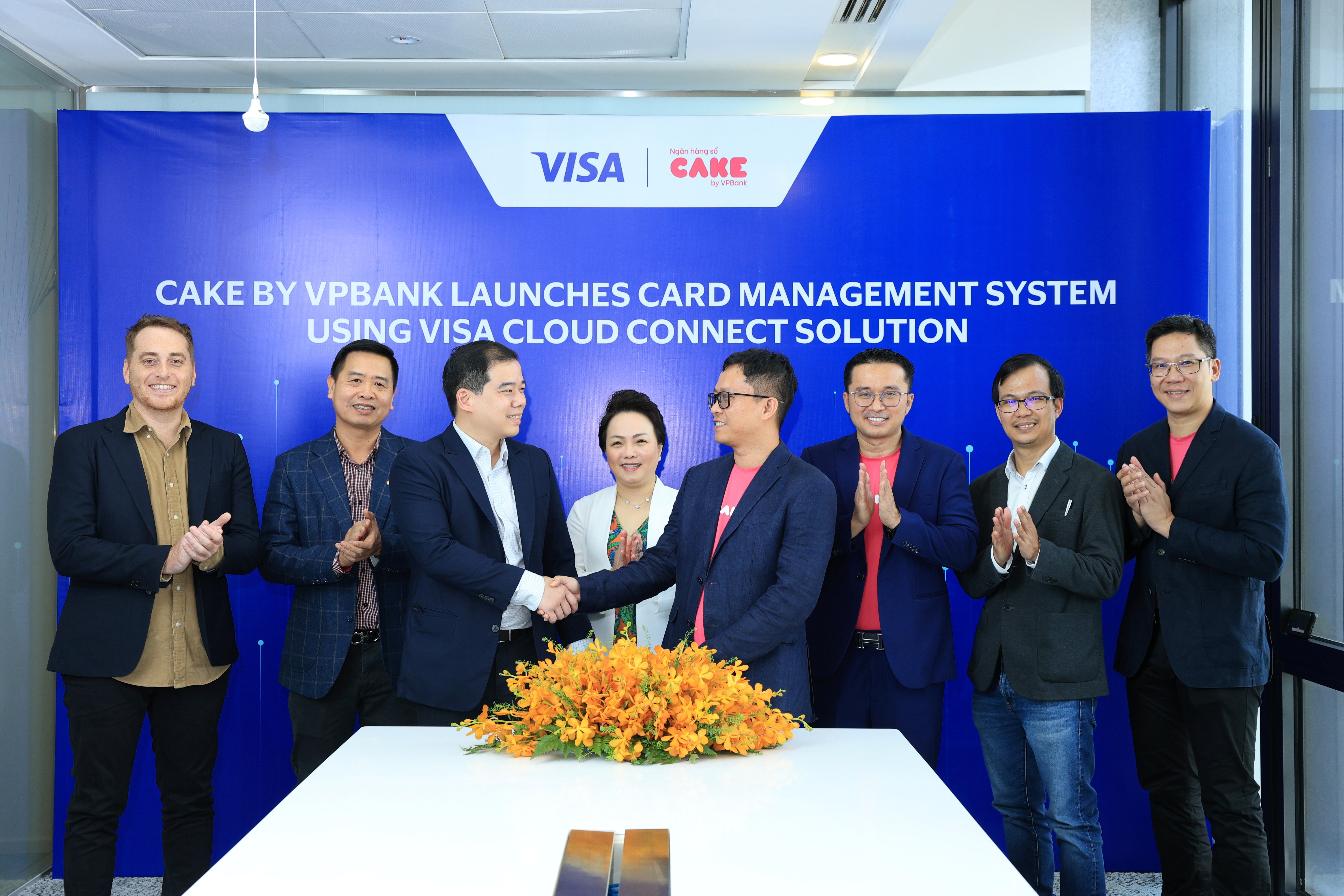 Lãnh đạo Cake, Visa và Google Cloud tại Việt Nam trong buổi ra mắt hệ thống quản lý thẻ toàn diện trên đám mây của Cake