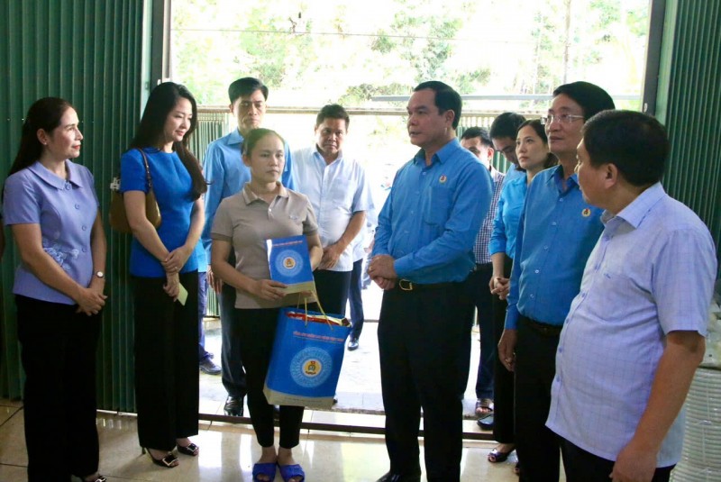 Chủ tịch Tổng LĐLĐ Việt Nam Nguyễn Đình Khang thăm hỏi, động viên và tặng quà đoàn viên công đoàn có nhà ở bị ảnh hưởng bởi thiên tai tại Bắc Mê, Hà Giang (Ảnh: T.L).