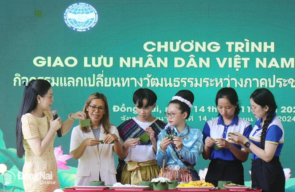 Chuyên gia Thái Lan hướng dẫn thực hành và giới thiệu nghệ thuật làm hoa đăng Loykrathong tại chương trình giao lưu nhân dân do Hội Hữu nghị Việt Nam - Thái Lan tỉnh tổ chức